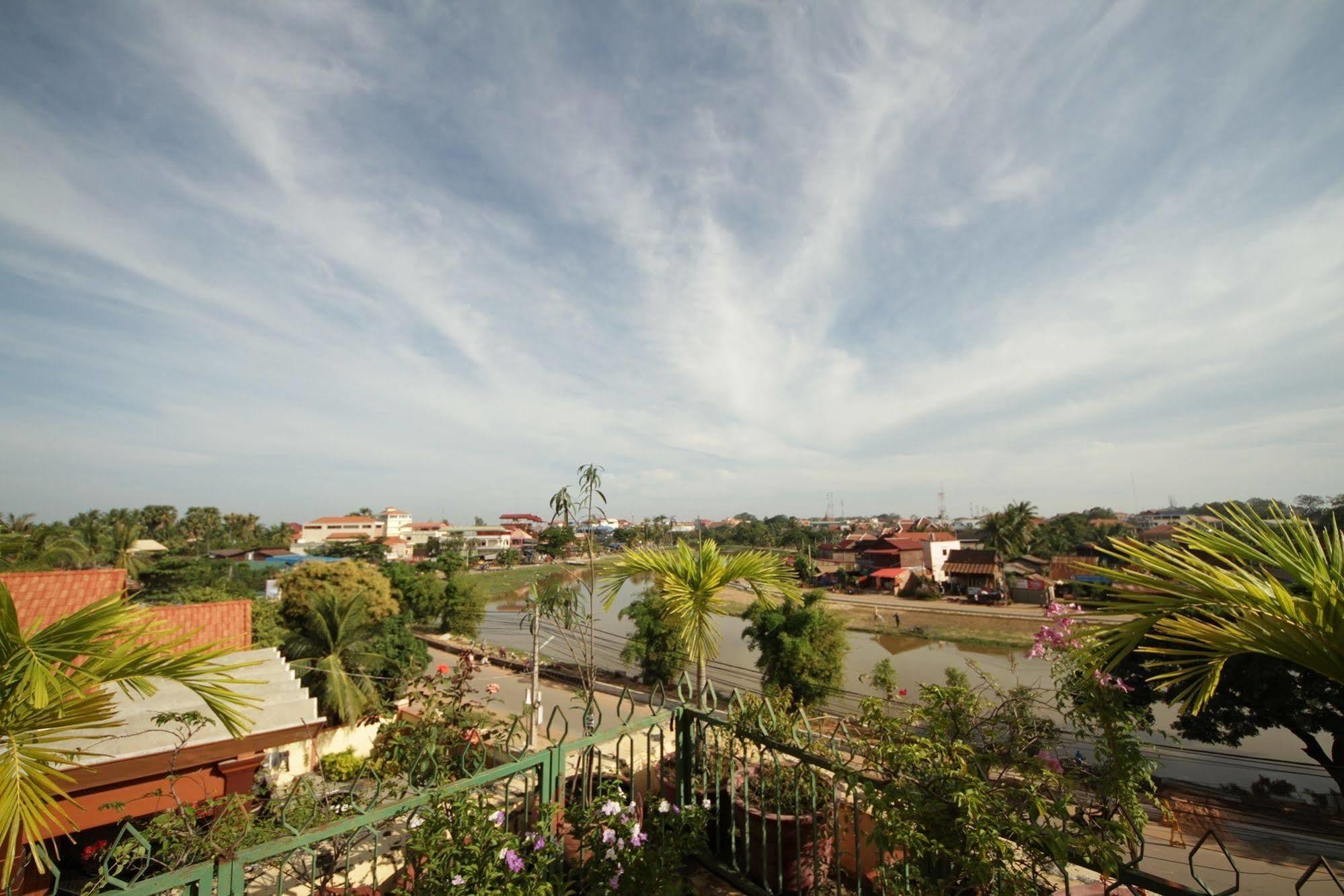 Siem Reap Riverside Hotel Exteriör bild